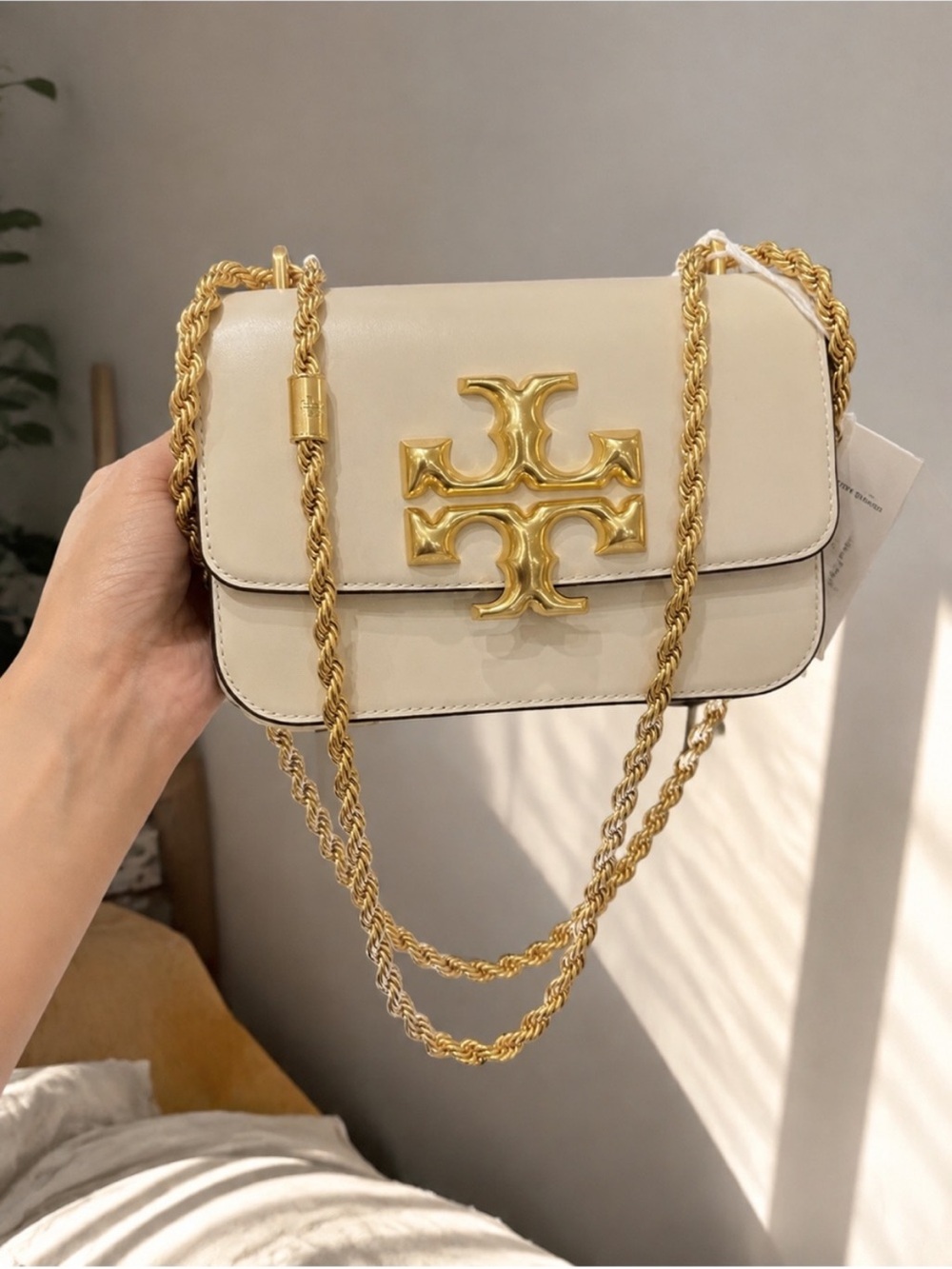Tory Burch Cream Crossbody Bag with Gold Logo and Chain - Picture 3 of 4